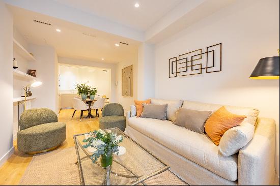 Cozy apartment overlooking one of the most exclusive streets in the Salamanca district