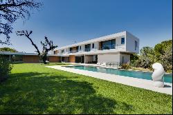 Exquisite villa with modern design and large plot with private pool in the exclusive urba