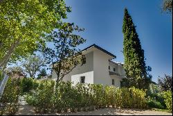 Beautiful classic style villa surrounded by an impressive designer garden in the exclusiv