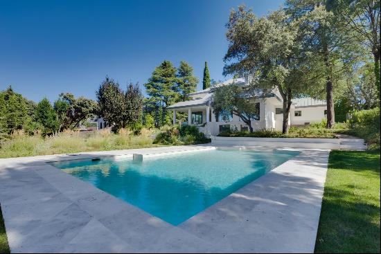 Beautiful classic style villa surrounded by an impressive designer garden in the exclusiv