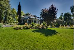 Beautiful classic style villa surrounded by an impressive designer garden in the exclusiv