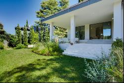 Beautiful classic style villa surrounded by an impressive designer garden in the exclusiv