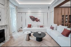 Elegant apartment with views of the Buen Retiro Park just a few meters from the imposing 