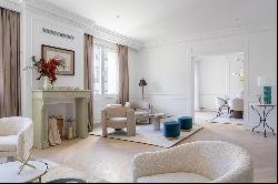 Majestic and elegant exterior apartment for sale in Recoletos, Madrid