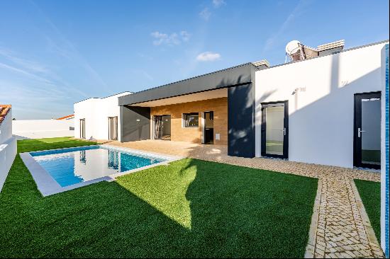 Beautiful 4-bedroom detached house with garden and pool in Azeitao, Setubal.