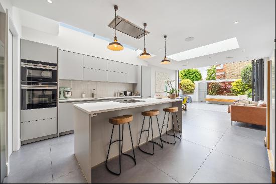 Five Bedroom End of Terrace Freehold House in Bedford Park with West Facing Garden and Gar