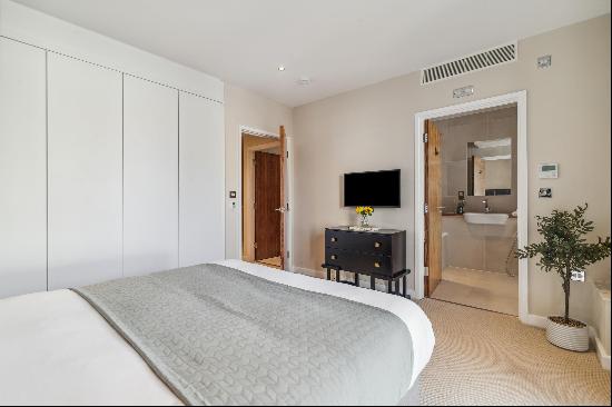 A two bedroom flat to let on the upper floors of this modern block in Westminster