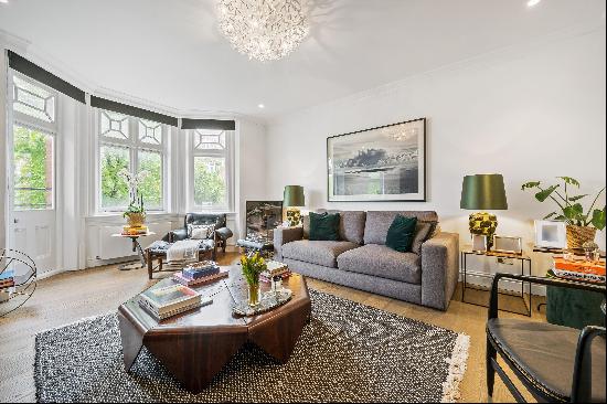 A superb 3 bedroom apartment located in Kensington W8