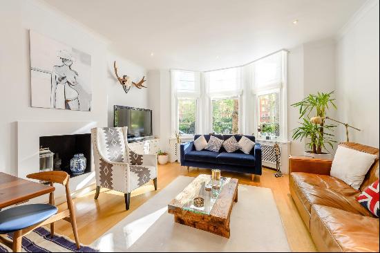 A beautifully presented three bedroom apartment for sale on a prime garden square in SW5