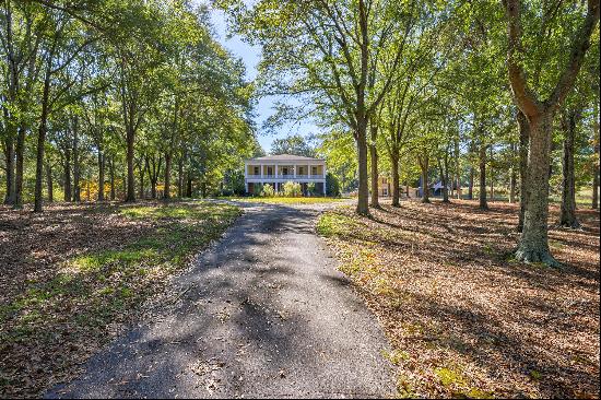 Spacious Antebellum-Style Home In Loganville!