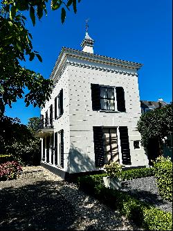 Monumental Manor Farm on the Most Beautiful Lane in Tiel