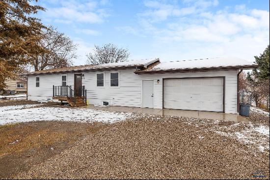 1820 Sweetbriar St, Rapid City SD 57703