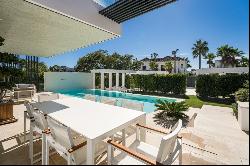 Exceptional modern villa, just a short walk to the beach, locate, Estepona 29680