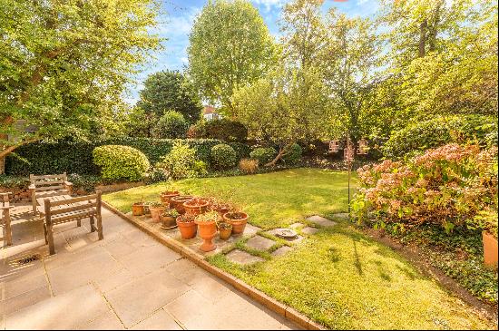 A charming garden apartment available to rent in Belsize Park Gardens, NW3.