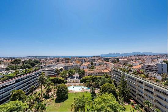 Exceptional apartment with panoramic sea view.