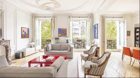 Stunning Apartment in a Prestigious Haussmann-Style Building.