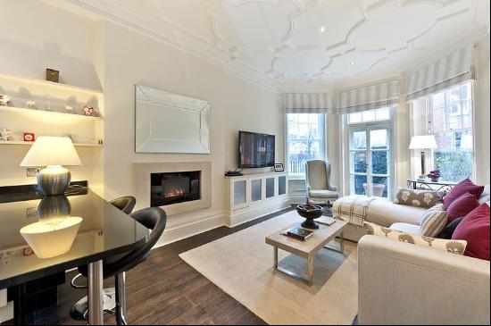 Well-presented two bedroom flat with original features in Chelsea