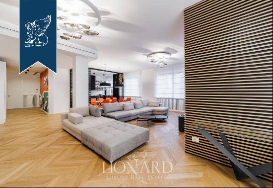 At the entrance to the exclusive Via Montenapoleone, this refined 230 sqm apartment is for