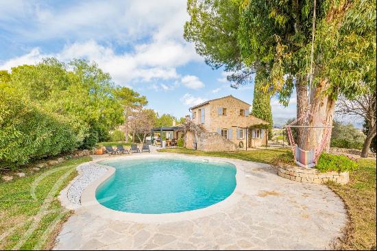 Charming Stone House with Mountain Views in Le Rouret