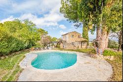 Charming Stone House with Mountain Views in Le Rouret