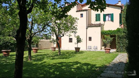 Apartment in historic villa with garden north of Florence - Tuscany