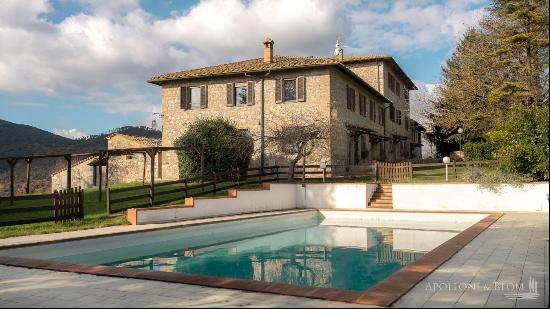 Country Estate with ten units and heated pool, Siena - Tuscany