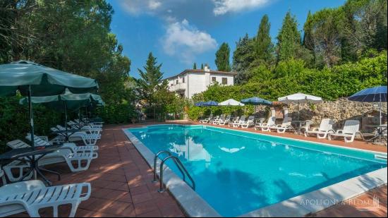 Country Hotel with pool and park on Lake Trasimeno - Umbria