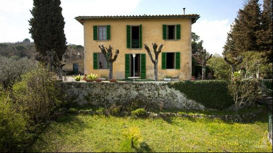 Farmstead with villa, outbuildings, olive grove and vineyard, Bucine