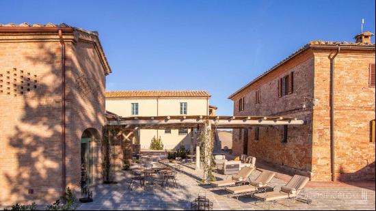 Relais with suite and infinity pool in Val d'Arbia, Siena - Tuscany