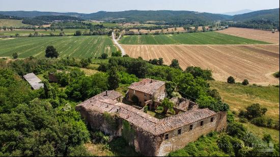 The Great Arches stone hamlet with agricultural land, Siena - Tuscany