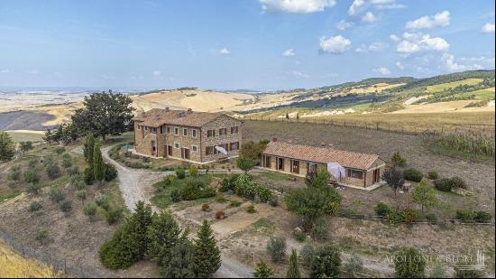 Beautiful country-style house with garden in Pienza, Tuscany