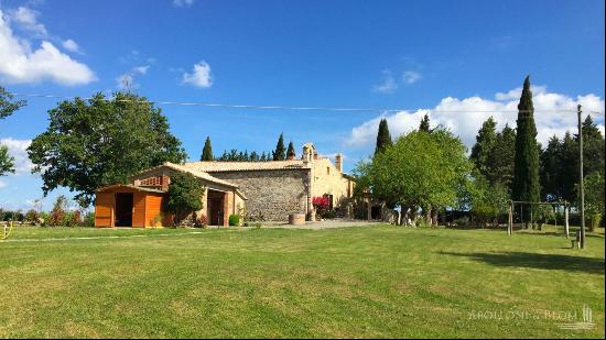 Country House Giulitta with an ancient Church, San Quirico d'Orcia