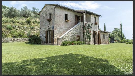 Country house between the green hills, Montepulciano, Siena - Tuscany