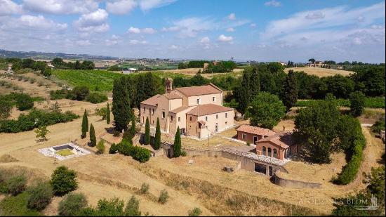 Villa with chapel, pool and land near Montepulciano, Siena - Tuscany