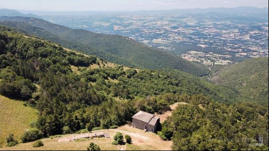 Listed Medieval Abbey with chapel and forest, Spoleto - Umbria