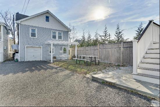 Nicely Updated Carriage House