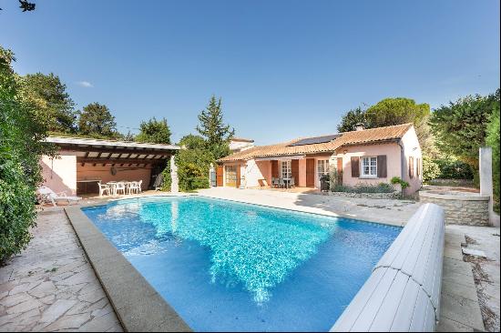 A beautiful four bedroom villa for sale in Saint-Remy-de-Provence.