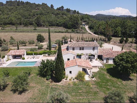 A magnificent property with a guest house.