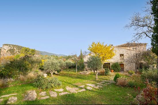 Magnificent renovated property for sale in Lourmarin.