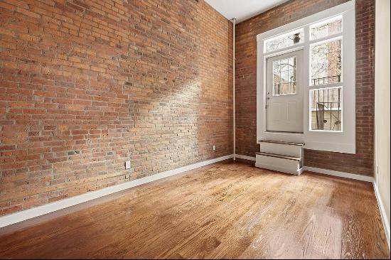 PRIME GRAMERCY PARK! Move right into this stunning GUT RENOVATED 2 bed on 19th between 