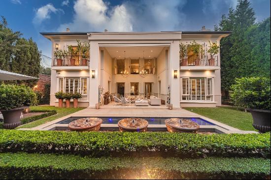 Exquisite Luxury Cluster Home in Hyde Park