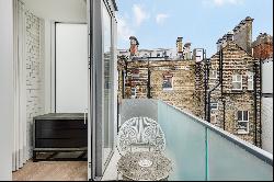 Perfectly positioned two-bedroom Mayfair apartment