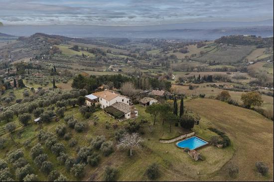 Panoramic country house with pool in the umbrian hills