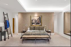 An elegant, lateral first floor apartment in an exclusive portered residence