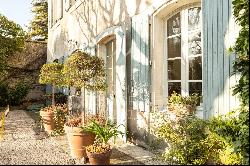 18th-century Maison de Maître set in landscaped grounds, swimming pool. 5 minutes from th