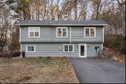 10 Breton Rd, Upton MA 01568