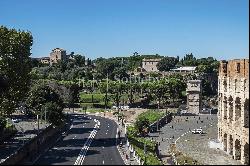 Exclusive apartment with panoramic views of the Colosseum