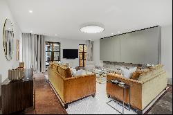 An elegant four-bedroom apartment in a prestigious building