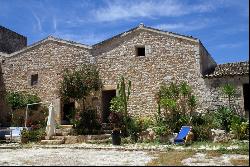 Modica, immerse yourself in the charm of a farm of 700