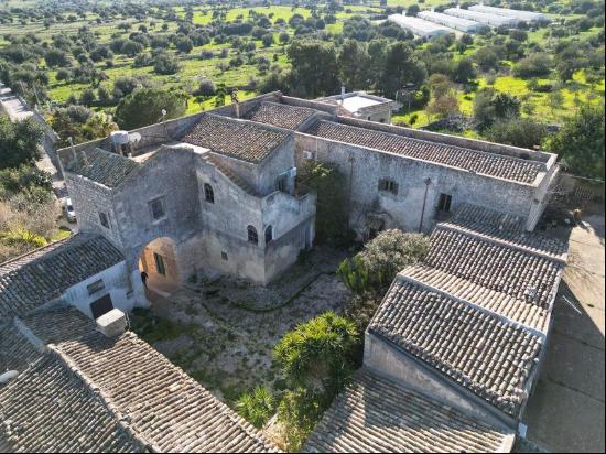 Modica, immerse yourself in the charm of a farm of 700